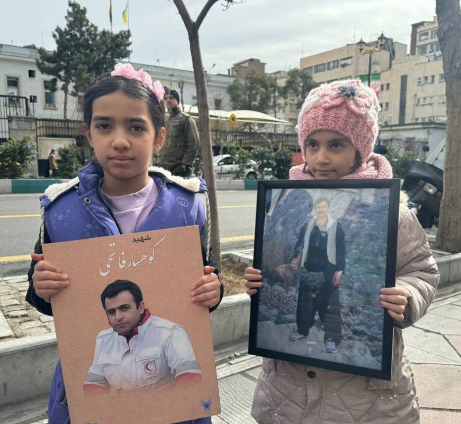 تجمع خانواده قربانیان پژاک مقابل سفارت آلمان؛ لحظه واکنش سفیر+ تصاویر