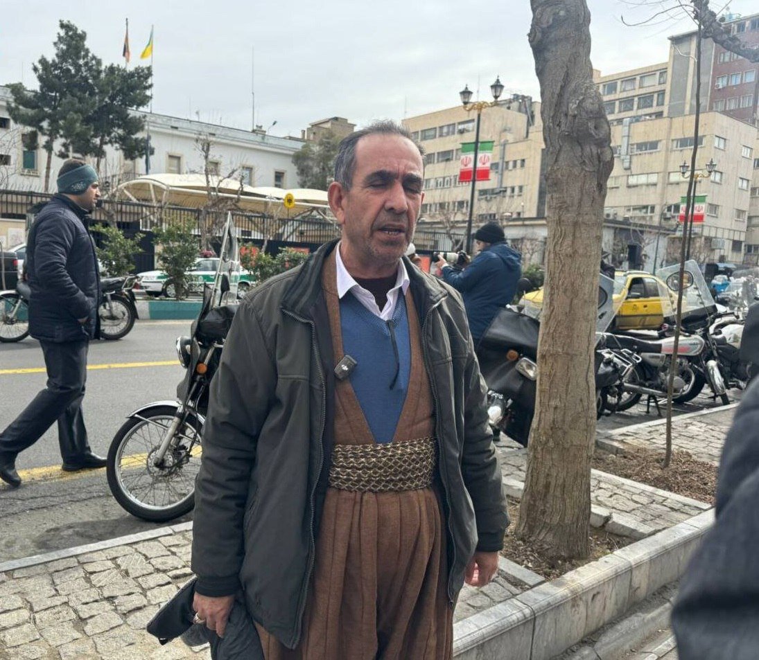 تجمع خانواده قربانیان پژاک مقابل سفارت آلمان؛ لحظه واکنش سفیر+ تصاویر