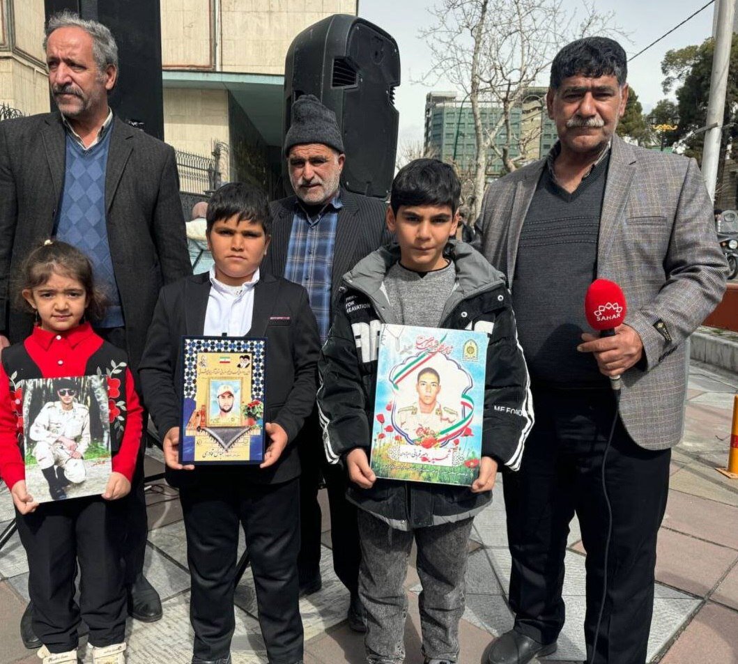 تجمع خانواده قربانیان پژاک مقابل سفارت آلمان؛ لحظه واکنش سفیر+ تصاویر