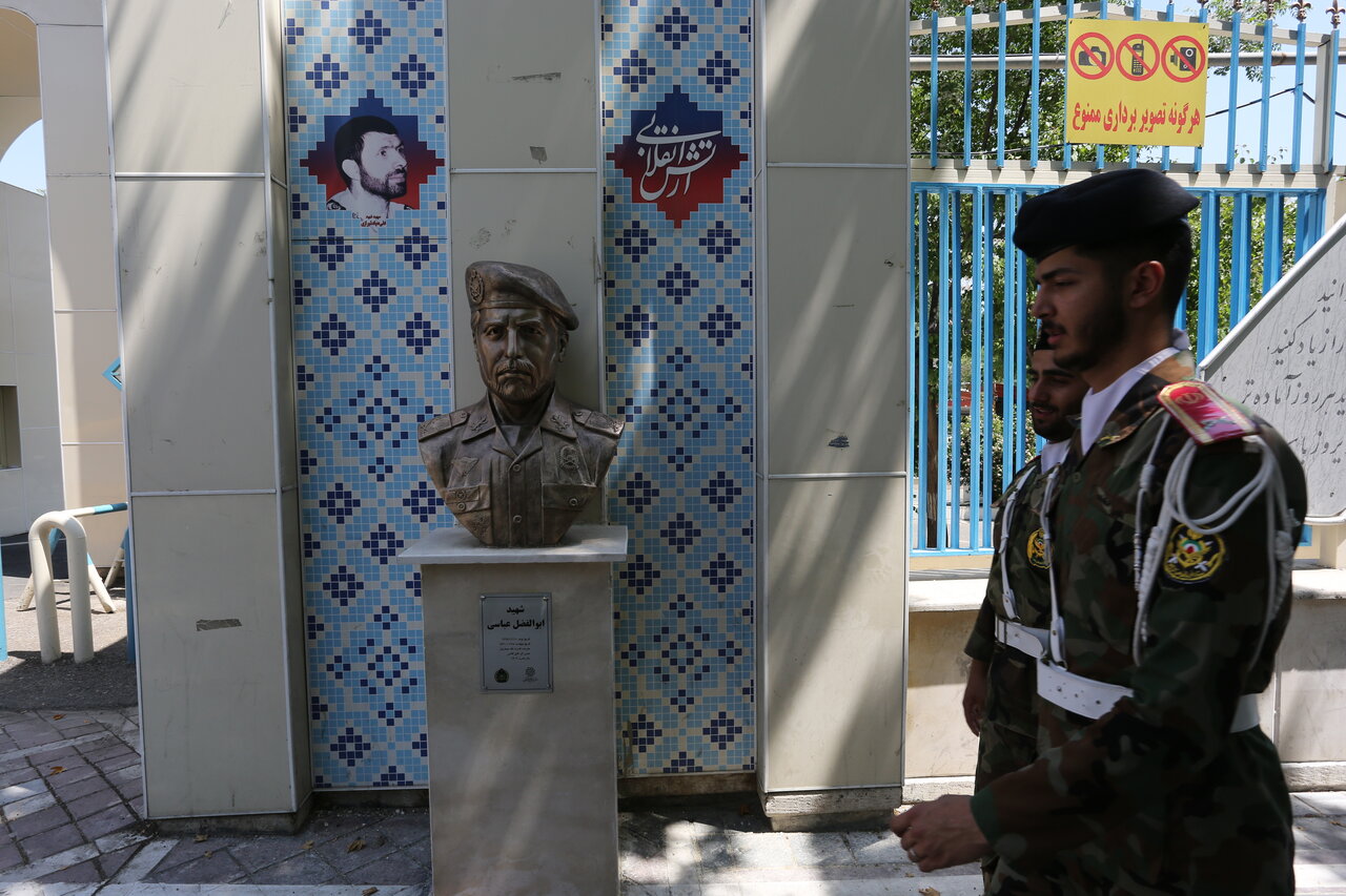 در خیابانهای شهر به تماشای تندیسها بروید