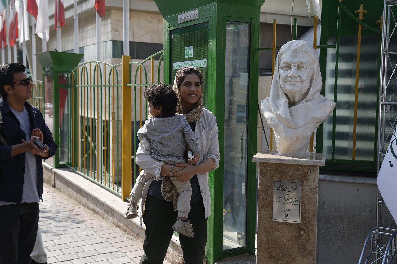 در خیابانهای شهر به تماشای تندیسها بروید