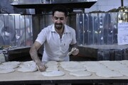 نان روزهای برفی با من | ماجرای قول جالب یک نانوا به اهالی رشت + تصاویر