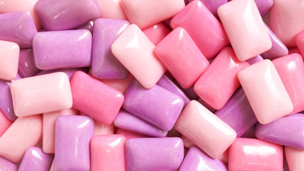 هر ۱ گرم آدامس حدود ۱۰۰ ذره از این ماده در بزاق دهان آزاد می کند