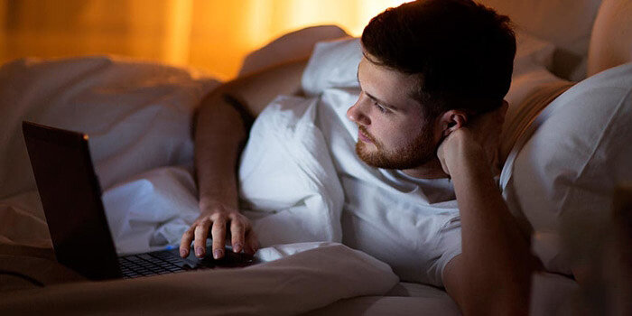 به این چند دلیل، شبها دیر به رختخواب نروید و تا لنگ ظهر نخوابید