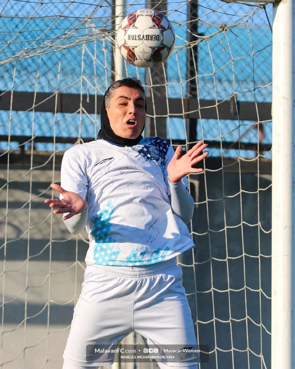 تصاویری از ضربات سر بانوان فوتبالیست