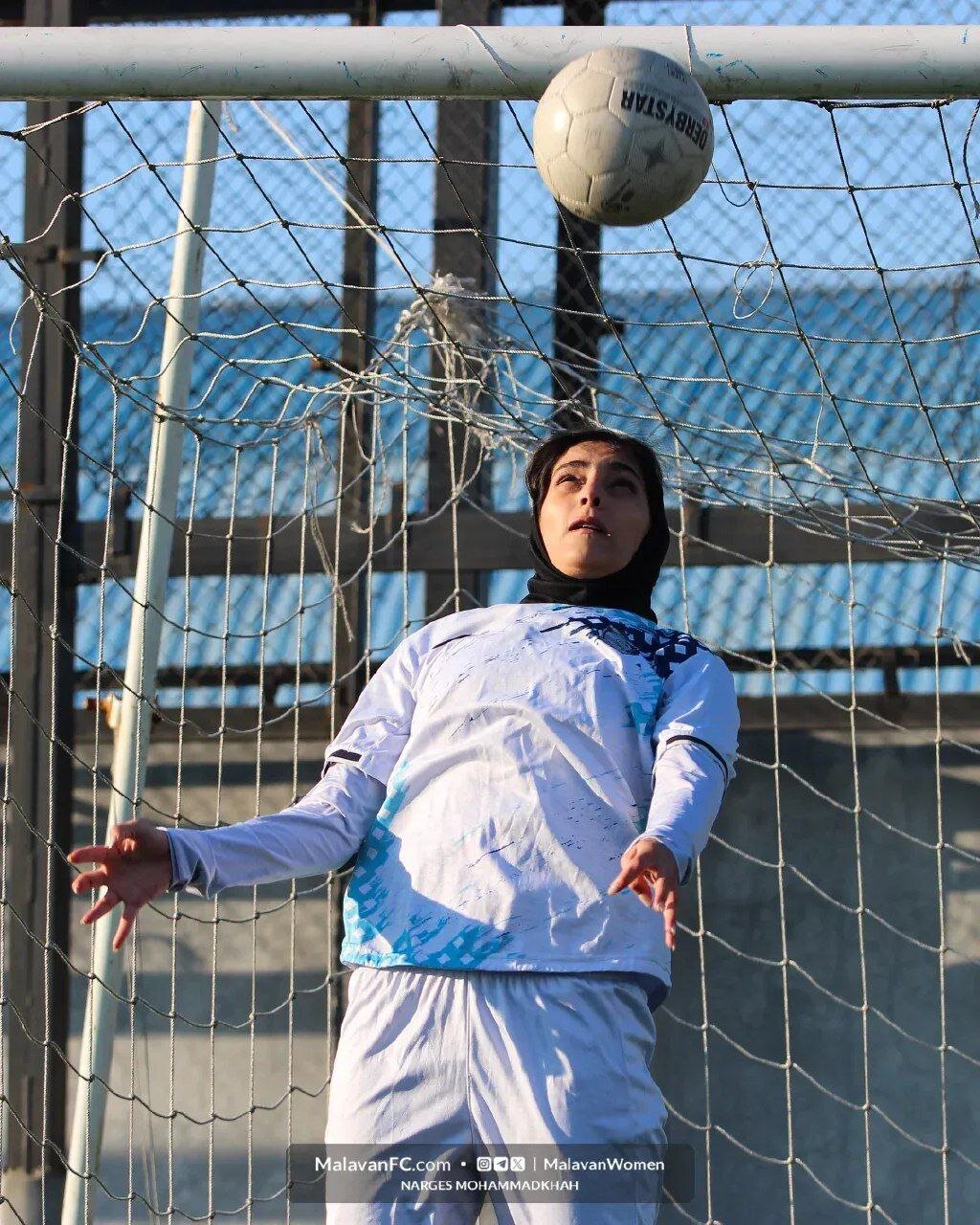 تصاویری از ضربات سر بانوان فوتبالیست