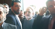 واکنش جالب محسنی اژه‌ای به نگرانی محافظش حین بازدید از کارخانه ذوب آهن ارومیه + فیلم