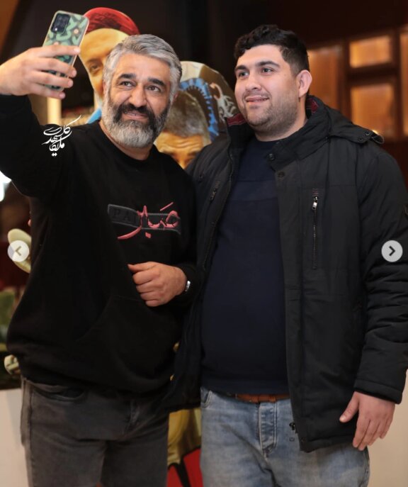 کلمه نوشته شده روی لباس پژمان جمشیدی در میان هوادارانش | لحظهای که این بازیگر با هوادانش سلفی میگیرد | ببینید