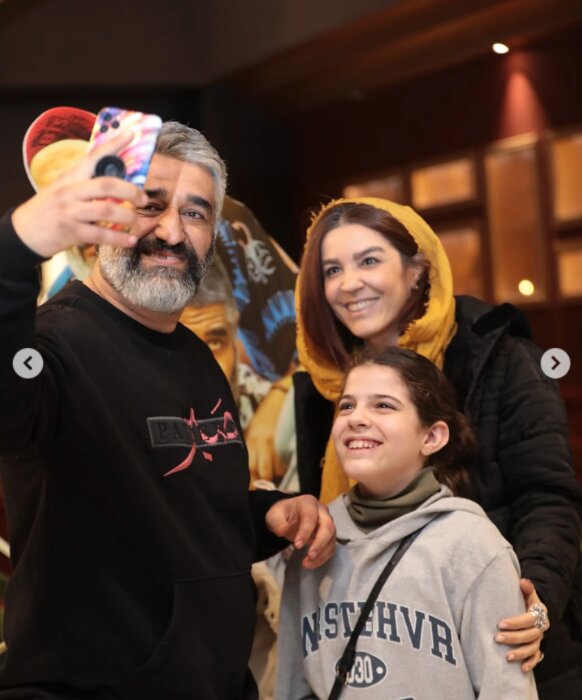 کلمه نوشته شده روی لباس پژمان جمشیدی در میان هوادارانش | لحظهای که این بازیگر با هوادانش سلفی میگیرد | ببینید