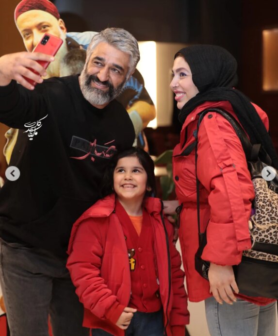 کلمه نوشته شده روی لباس پژمان جمشیدی در میان هوادارانش | لحظهای که این بازیگر با هوادانش سلفی میگیرد | ببینید