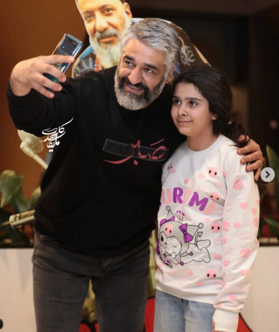 کلمه نوشته شده روی لباس پژمان جمشیدی در میان هوادارانش | لحظهای که این بازیگر با هوادانش سلفی میگیرد | ببینید