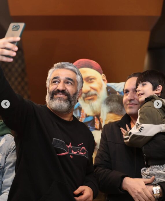 کلمه نوشته شده روی لباس پژمان جمشیدی در میان هوادارانش | لحظهای که این بازیگر با هوادانش سلفی میگیرد | ببینید