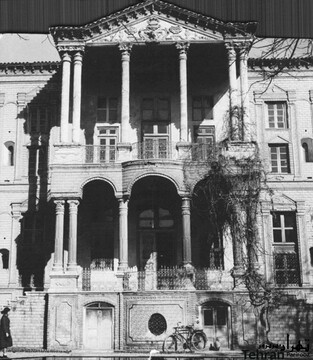 عکس یادگاری با شنل ناصرالدین‌شاه