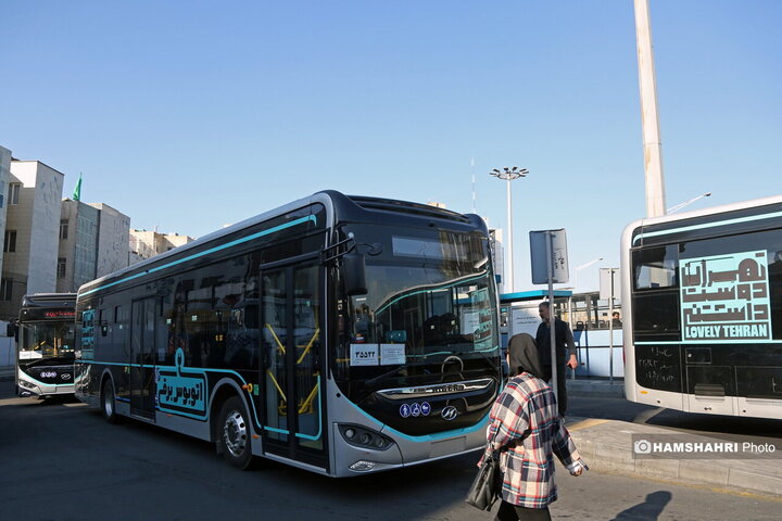اتوبوسهای برقی ترمینال کاوه در میدان انقلاب