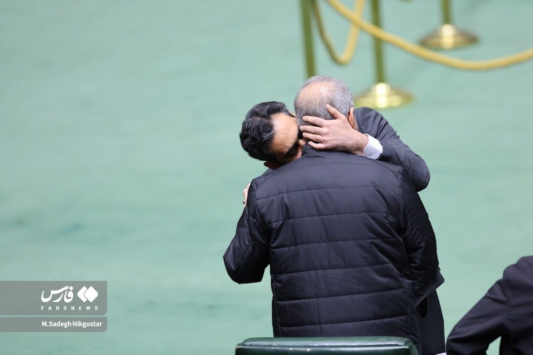 خوش و بش گرم ثابتی و پزشکیان در جلسه استیضاح همتی | عکس