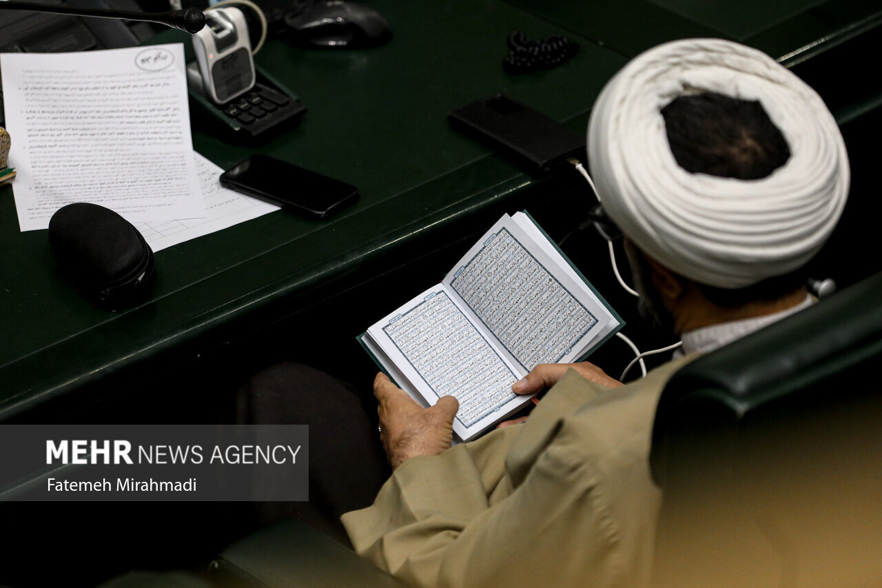 قرآن خواندن یک نماینده در جلسه استیضاح | عکس