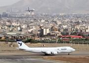 لحظه برخورد یک پرنده با هواپیمای بوئینگ ۷۳۷ در ایران | باقیمانده ضربه روی شیشه هواپیما