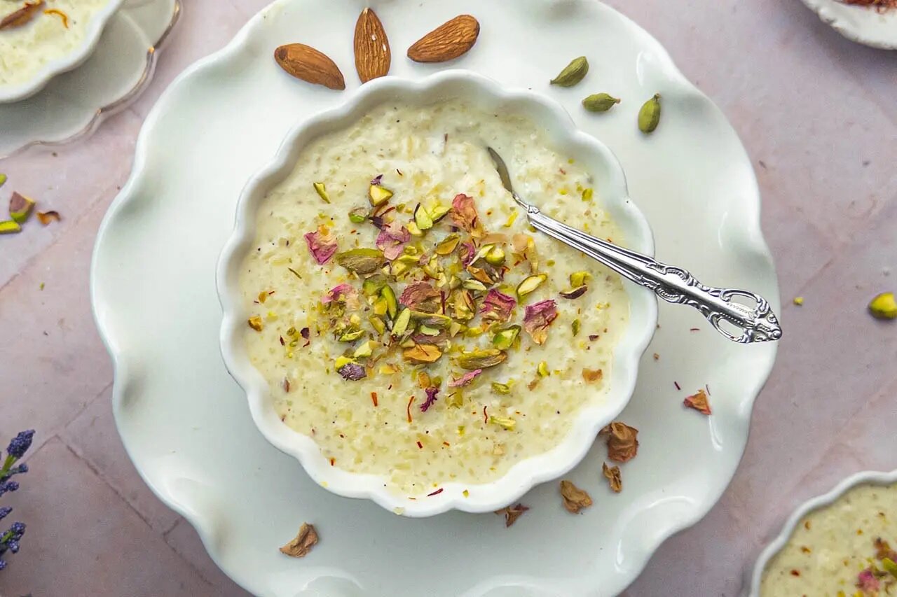 طـرز تهیه فرنی با آرد برنج برای دو نفر ؛ دسر خوشمزه و مقوی برای افطار | چه کار کنیم فرنی دون دون و گلولهای نشود ؟