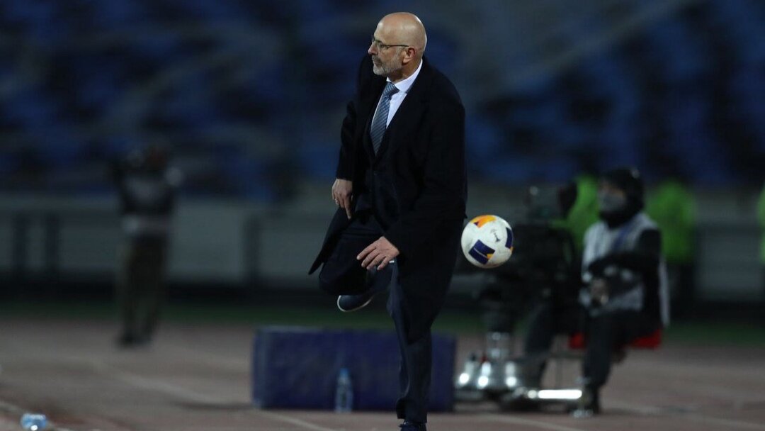 حرکت جالب نمایشی مربی استقلال در دیدار با النصر | عکس