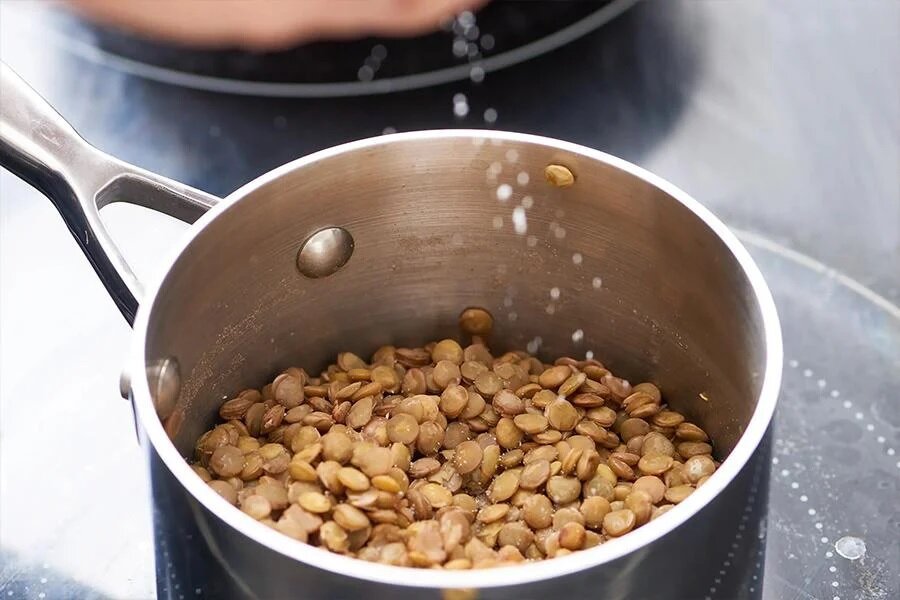تهیه آش عدس به شیوه سنتی ؛ یک آش ساده و لذیذ برای افطار
