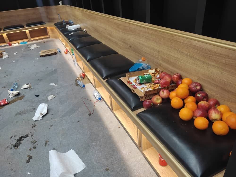 تصاویری عجیب از رختکن درهم ریخته تیم التعاون پس از بازی دیشب برابر تراکتور در تبریز!