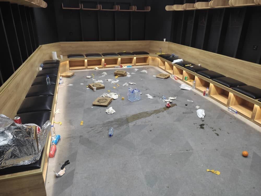 تصاویری عجیب از رختکن درهم ریخته تیم التعاون پس از بازی دیشب برابر تراکتور در تبریز!