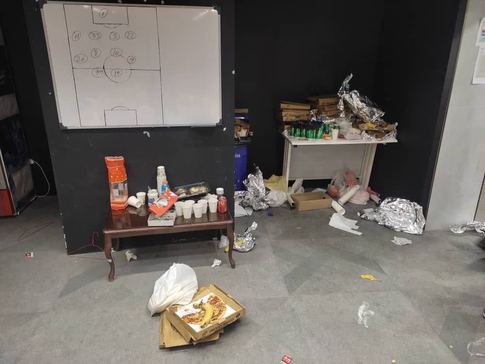 تصاویری عجیب از رختکن درهم ریخته تیم التعاون پس از بازی دیشب برابر تراکتور در تبریز!