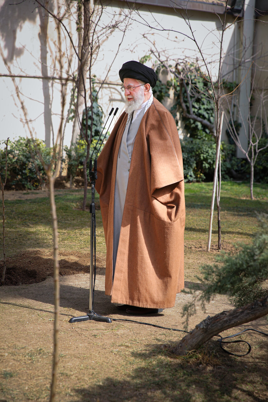 رهبر انقلاب: نهضت ملی درختکاری جدی گرفته شود و ادامه یابد | با تخریب جنگلها و تبدیل کاربری اراضی کشاورزی مقابله شود