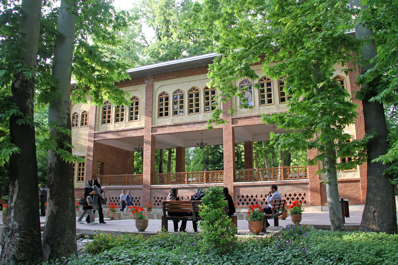 شکوه باغ ایرانی در دهونک | لالهزار بهاری تهران