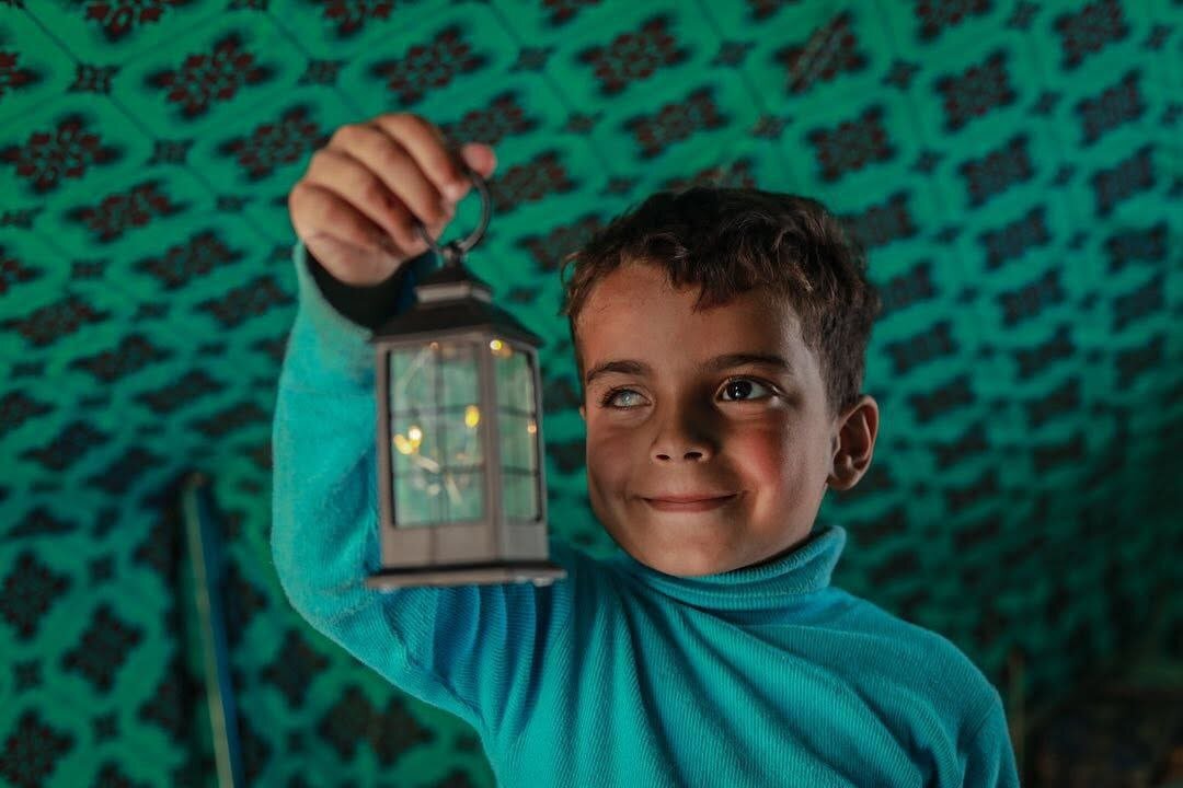 عمران، کودک ۵ ساله غزهای که جنگ هم پدر و هم بینایی چشمانش را از او گرفت | تصاویر