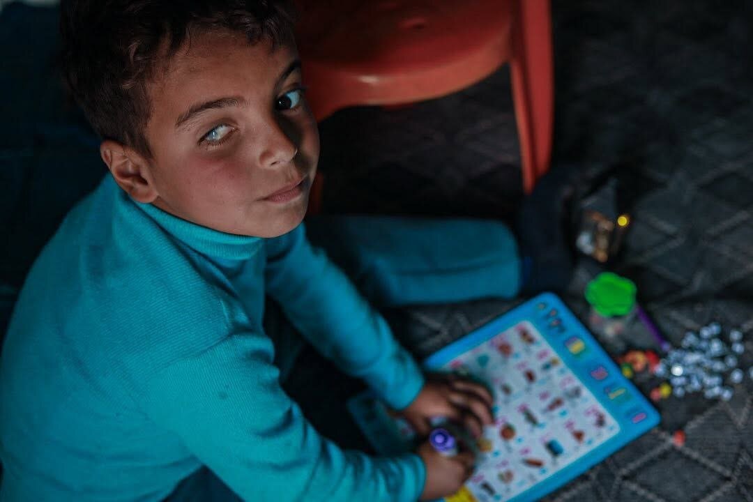 عمران، کودک ۵ ساله غزه‌ای که جنگ هم پدر و هم بینایی چشمانش را از او گرفت | تصاویر