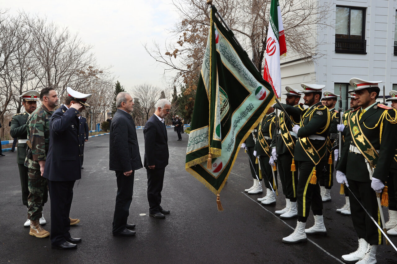 حضور پزشکیان در همایش سراسری فرماندهان و مدیران پلیس راهور فراجا ؛ رادان و پزشکیان در کنار هم