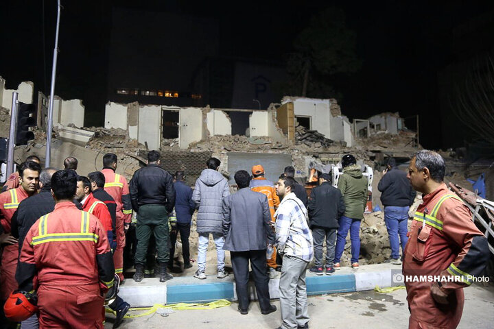 ریزش ساختمان ۴ طبقه در خیابان طالقانی