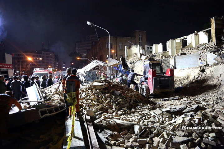 ریزش ساختمان ۴ طبقه در خیابان طالقانی