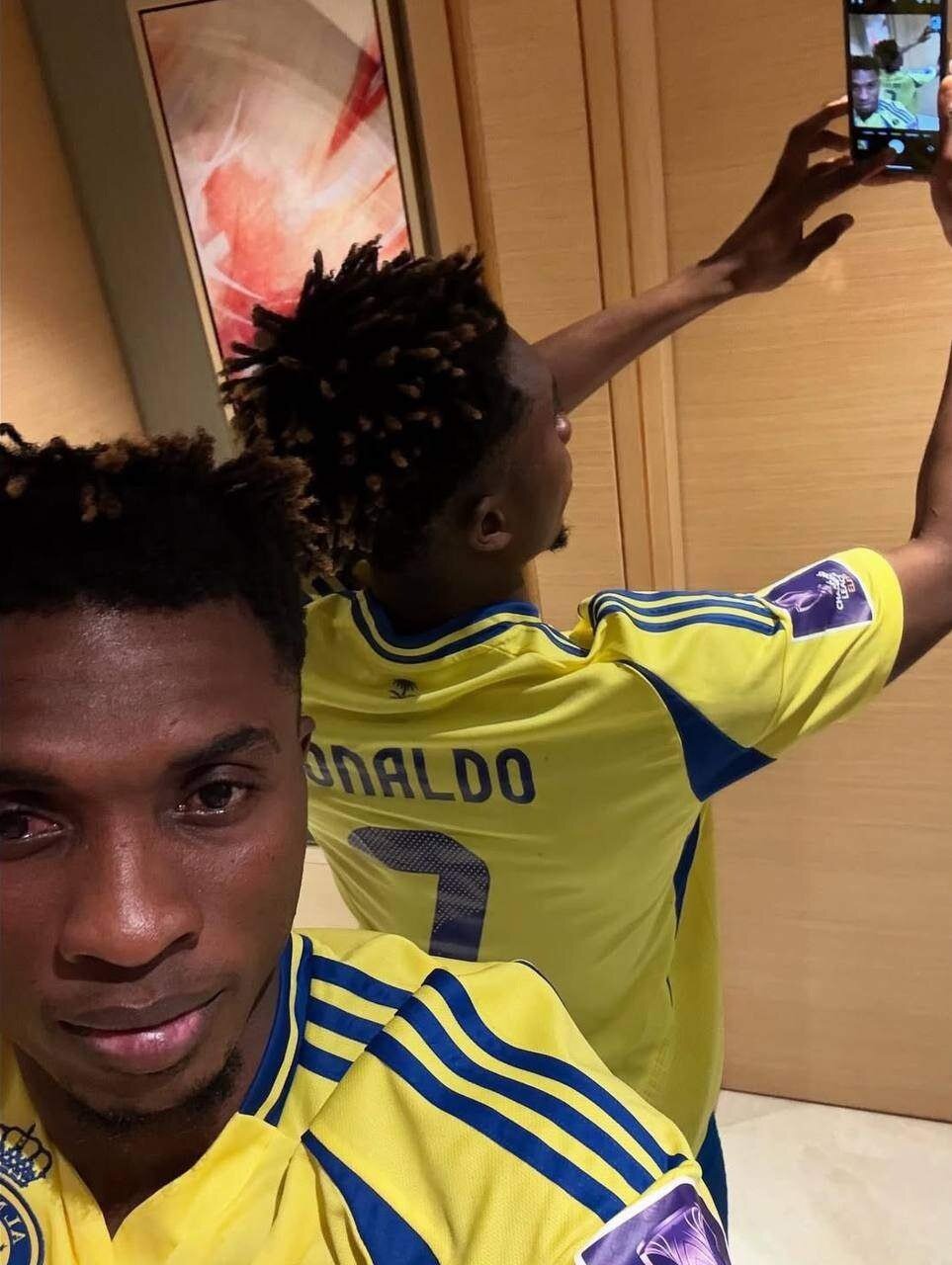 بازیکن استقلال با پیراهن رونالدو به تختخواب رفت + عکس | عصبانیت هواداران آبی