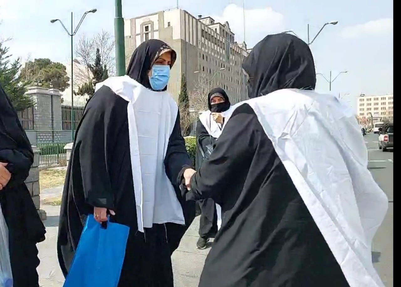 بانوان کفنپوش در تجمع حامیان اجرای قانون حجاب روبه روی ساختمان مجلس، هم اکنون | تصاویر