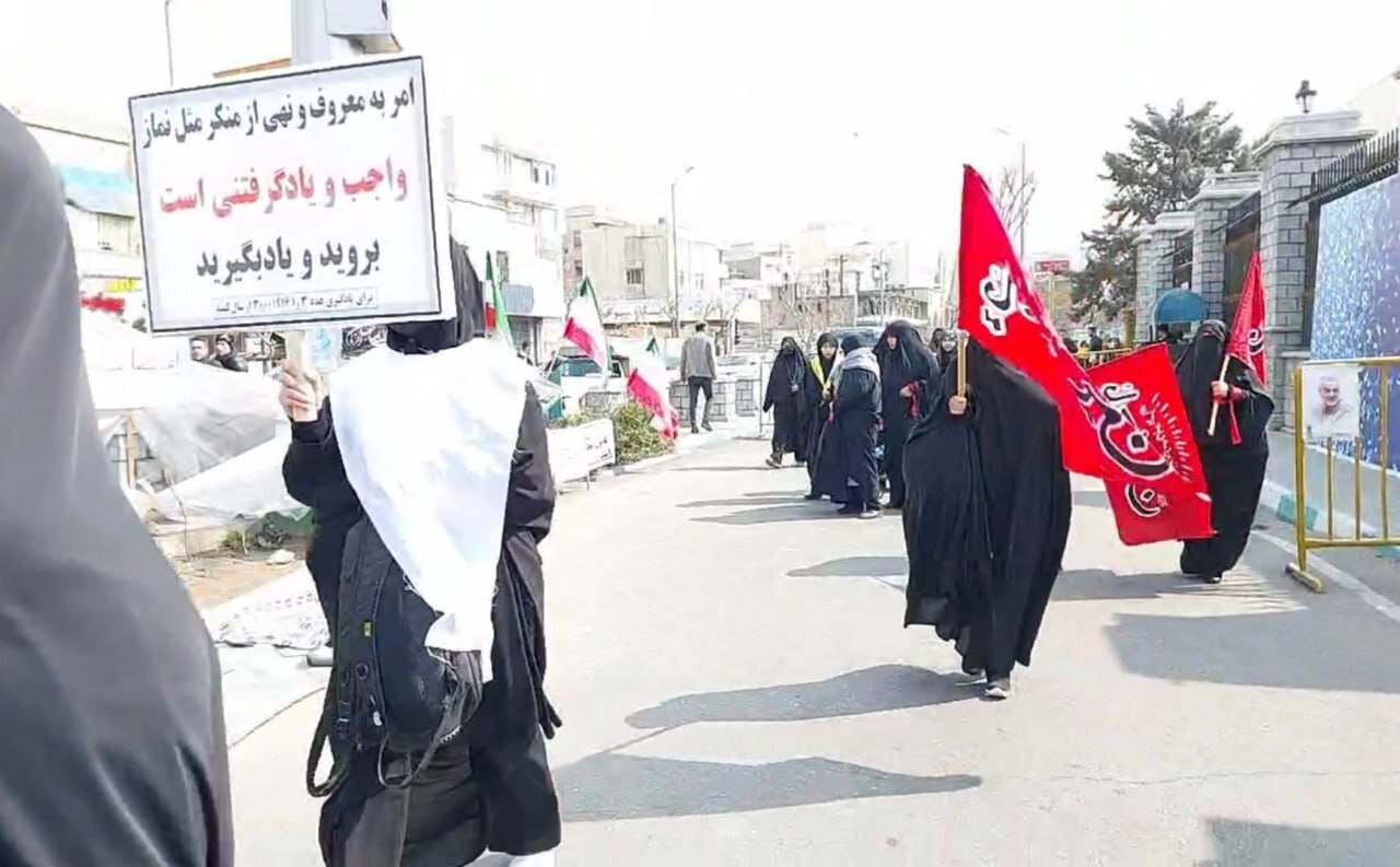 بانوان کفن‌پوش در تجمع حامیان اجرای قانون حجاب روبه روی ساختمان مجلس، هم اکنون | تصاویر