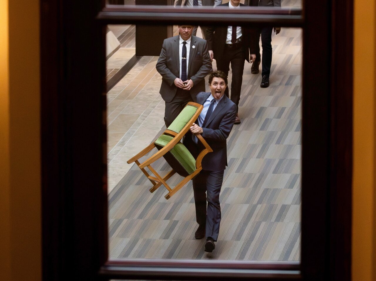 جاستین ترودو با زبان درازی و صندلی زیر بغل از پارلمان خارج شد | عکس