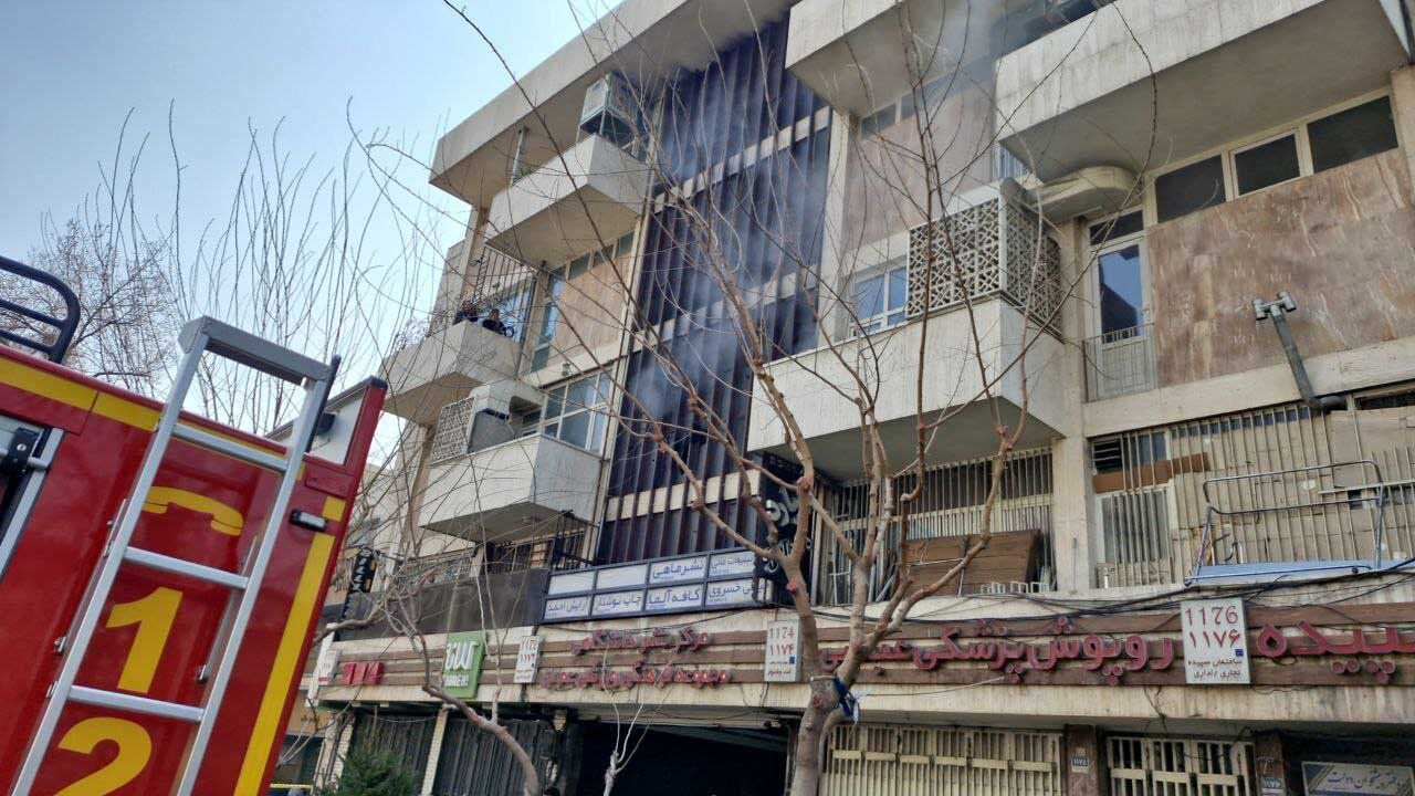 اولین تصاویر از آتشسوزی در خیابان انقلاب