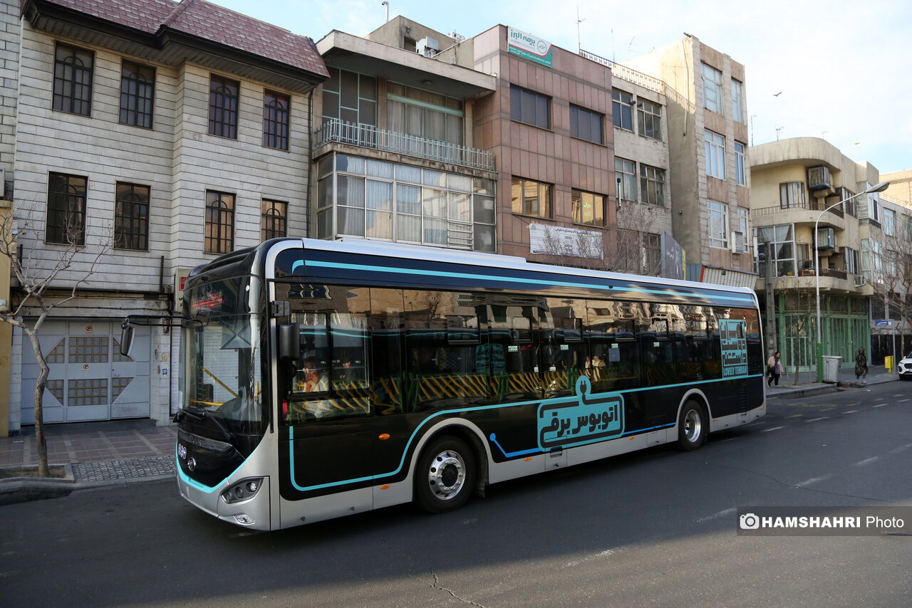 صبح زود همراه مردم با اتوبوس های برقی خط جمهوری