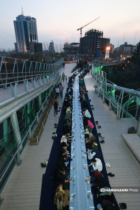 افطاری ساده روی پل طبیعت