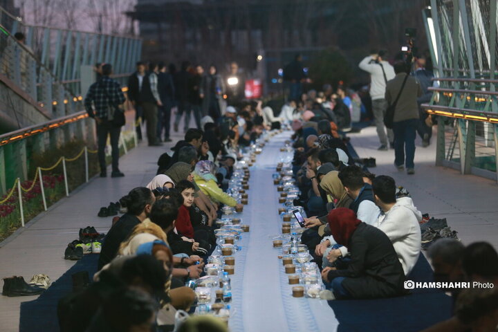 افطاری ساده روی پل طبیعت