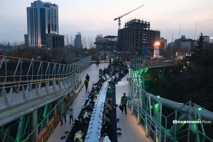 افطاری ساده روی پل طبیعت