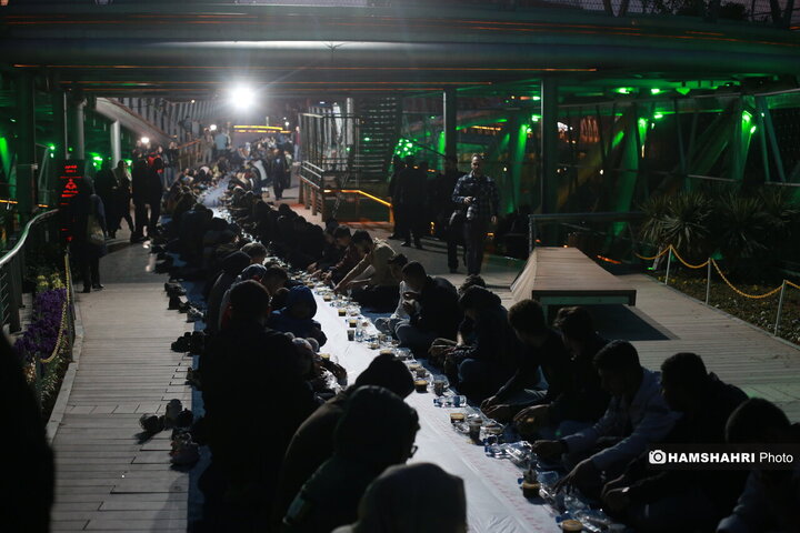 افطاری ساده روی پل طبیعت