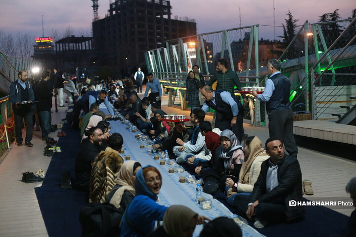 افطاری ساده روی پل طبیعت