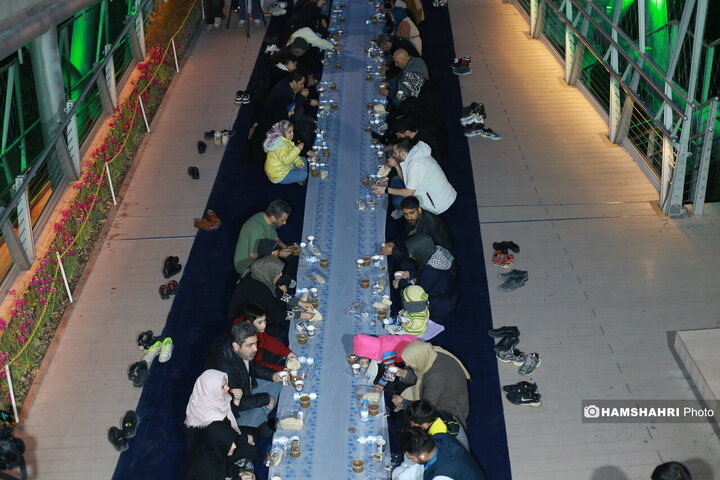 افطاری ساده روی پل طبیعت