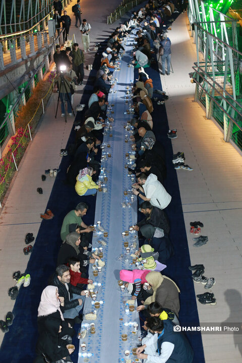 افطاری ساده روی پل طبیعت