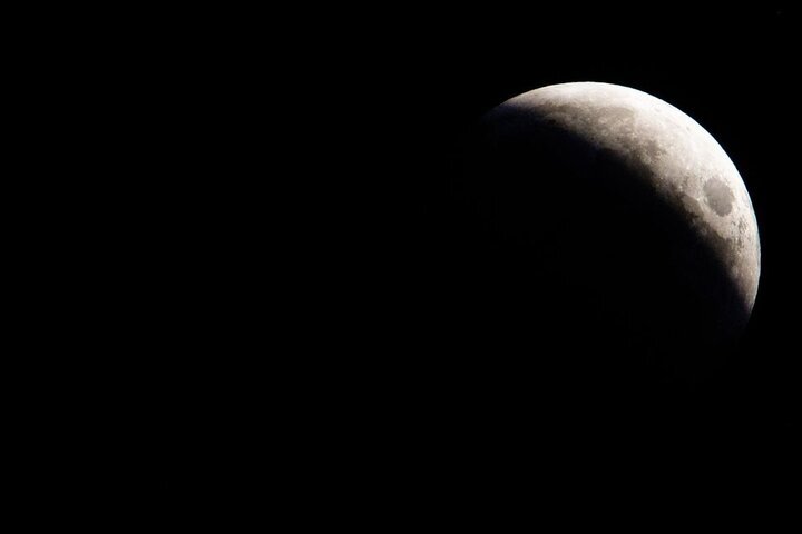 دیشب «ماه خونین» شد؛ تصویری جالب از خسوف خاص
