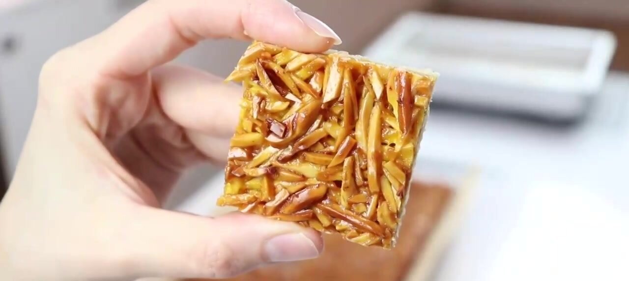 فیلم آموزش شیرینی ملکه بادام؛ یک دسر مجلسی و خوشمزه برای افطار و شبهای نوروز