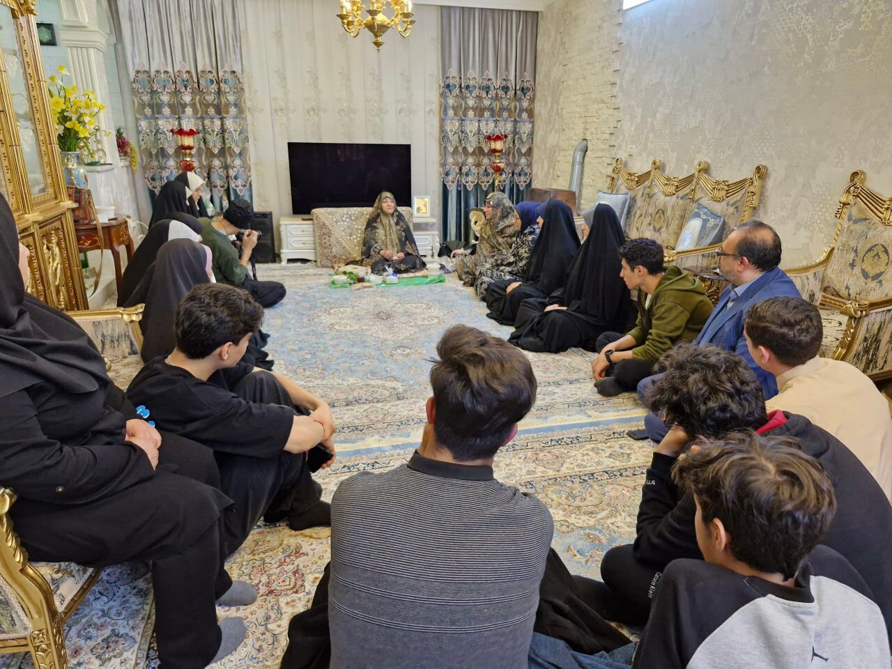 مهمانی ده هشتادیها در خانه مادر شهید گمنام